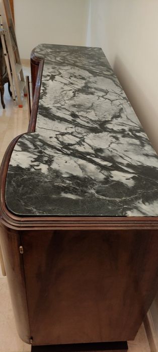 Móvel em madeira com balcão em mármore.