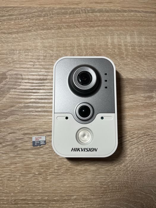 IP камера Hikvision DS-2CD2442FWD-IW (2.8 мм) + карта SanDisk 32GB