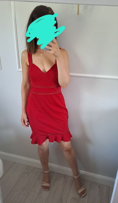 Czerwona sukienka z falbanka na ramiączkach 38