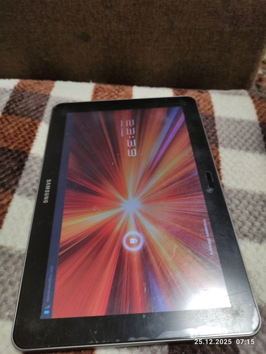 Планшет Samsung GT-P7500 в робочому стані.