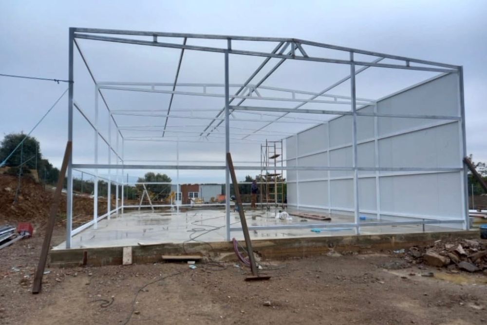 Montagem de telhas térmicas