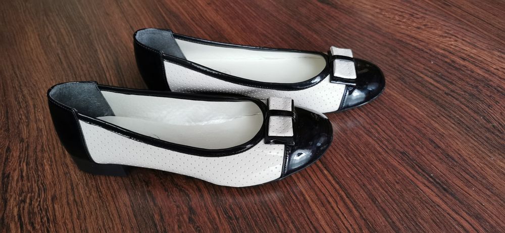 Eleganckie lakierowane baleriny