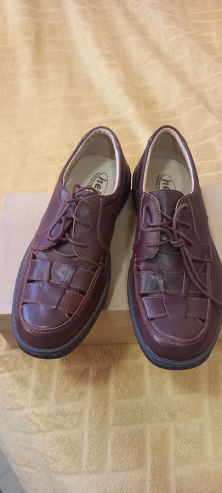 Nowe sandały skórzane 41