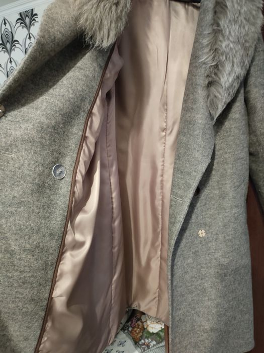 Пальто зимове з натуральної шерсті з коміром з песця