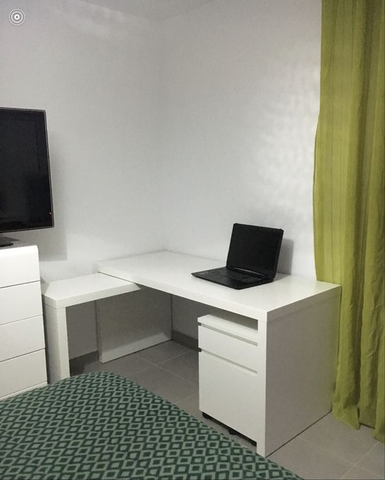 Mesa secretária conjunto com cadeira.