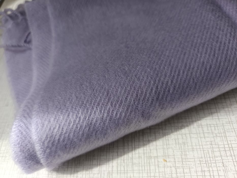 Szalik liliowy z frędzlami wool touch  150 cm dł, szer.30 cm.