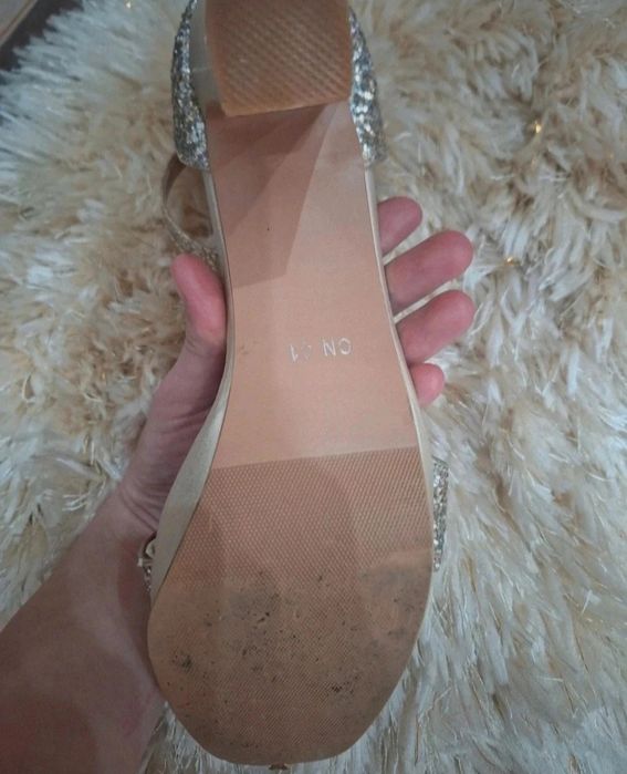 Złote buty na obcasie