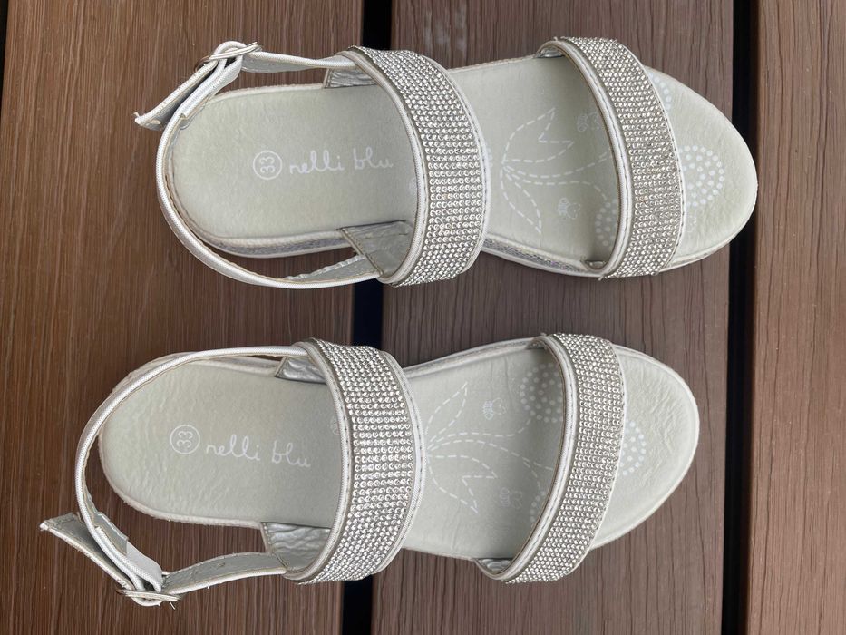 Sandałki z kryształkami dla dziewczynki