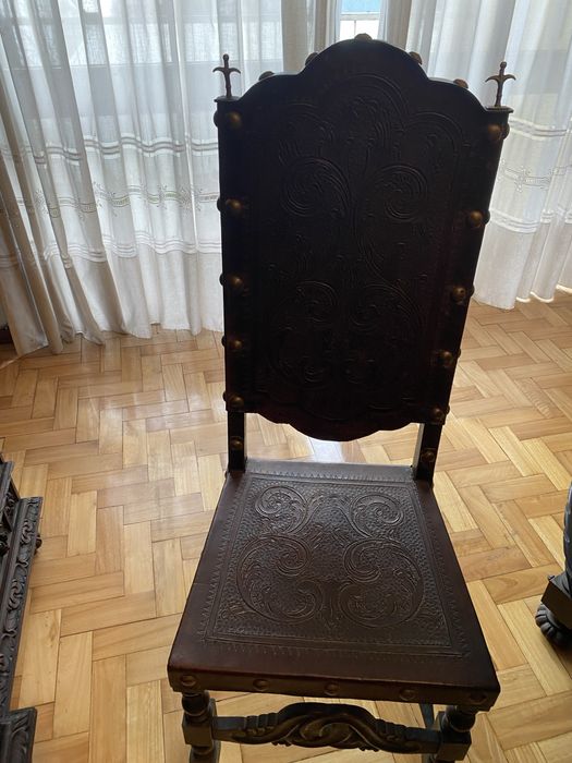 Vendo mesa e seis cadeiras renascença