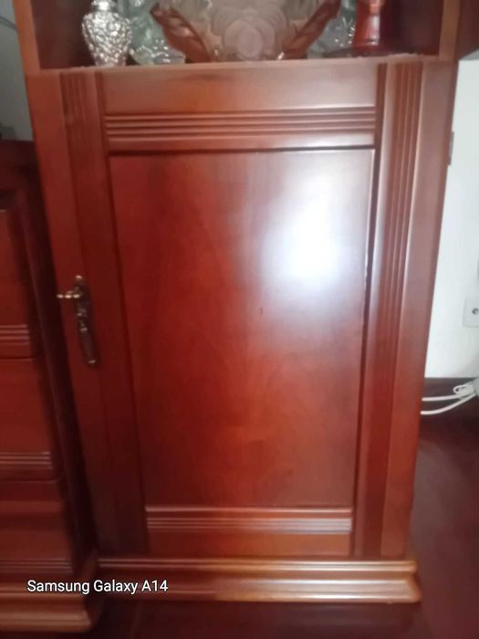 Móvel de sala ou escritório com Vitrina/Cristaleira todo em Cerejeira