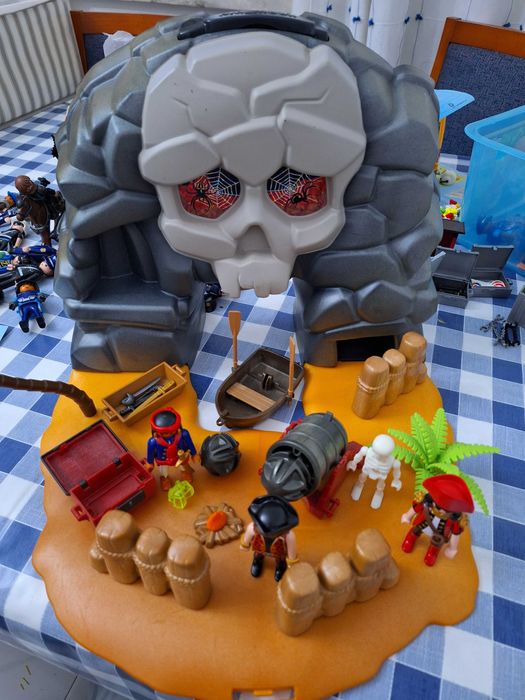 diversos conjuntos e carros da Playmobil completos