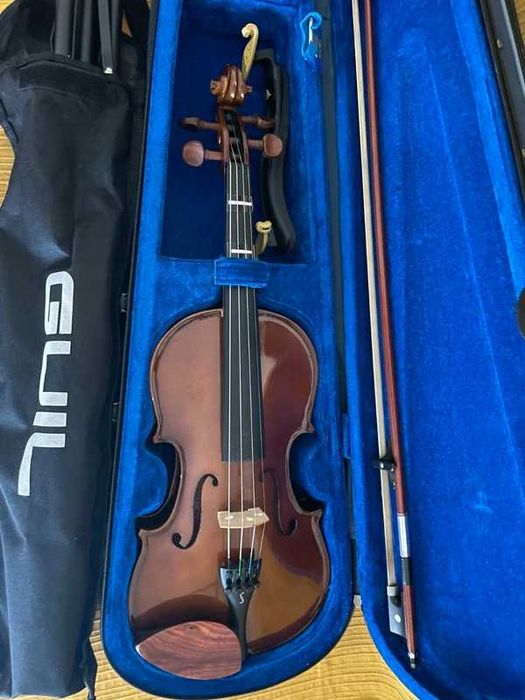 Violino com muito pouca utilização, estado como novo.