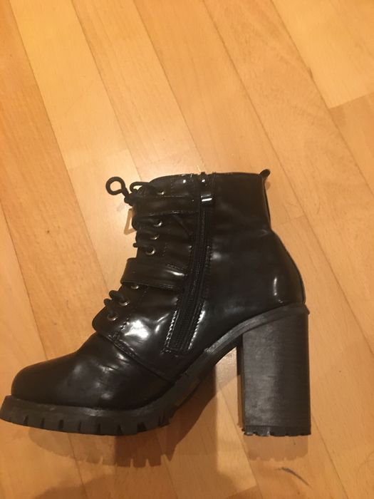 Botins em vernis core preto