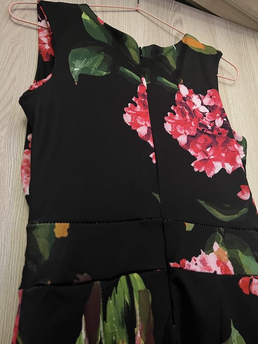 Macacão preto com flores vermelhas