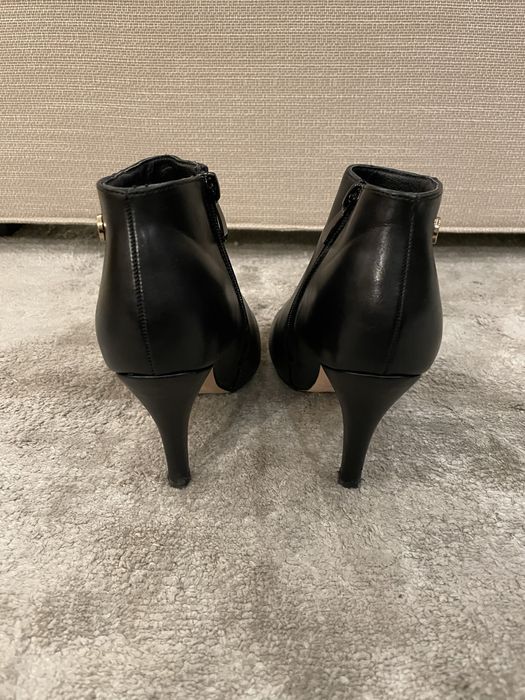 Botins em pele de cor preta