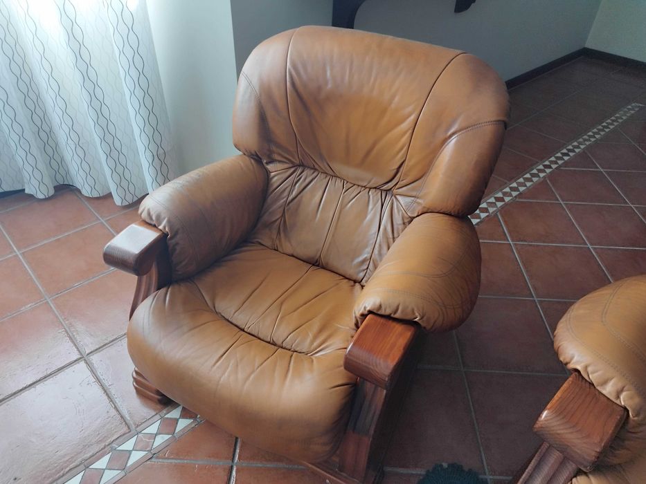 Três sofás em pele castanha