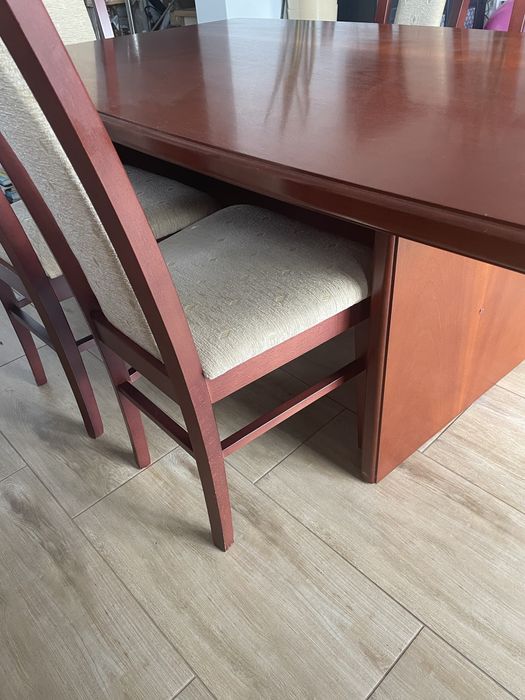 5 klasycznych miekkich krzesel z drewna