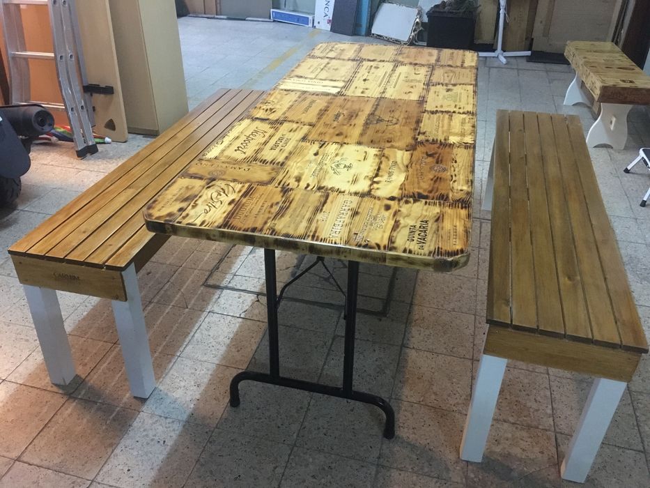 Mesa e banco em madeira