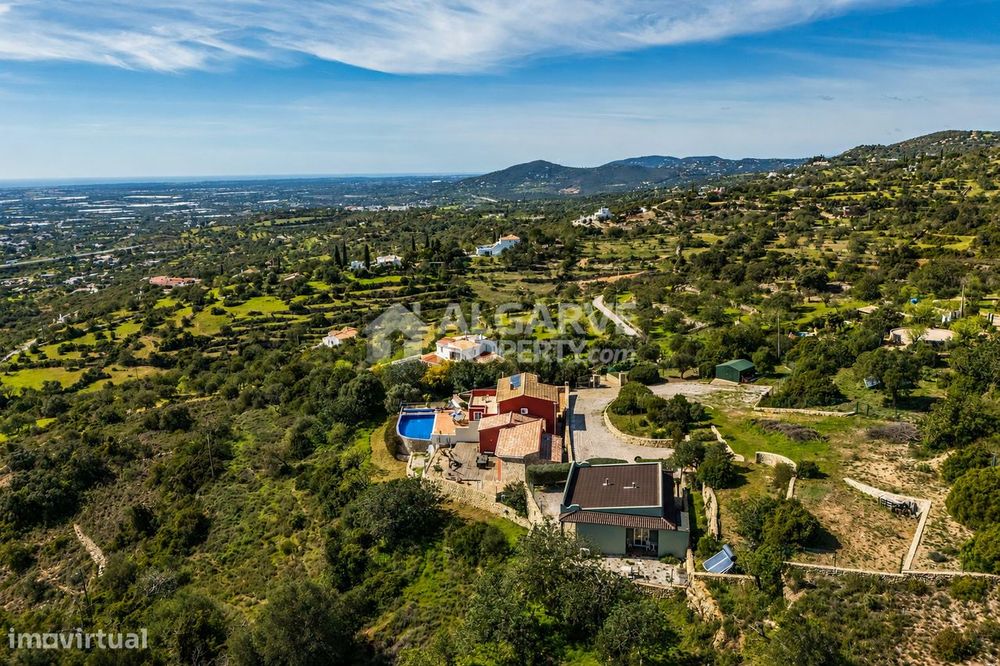 Moradia com Vistas Panorâmicas e Terreno em Estoi