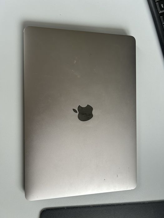 Macbook air 2020 . Цілий дисплей.