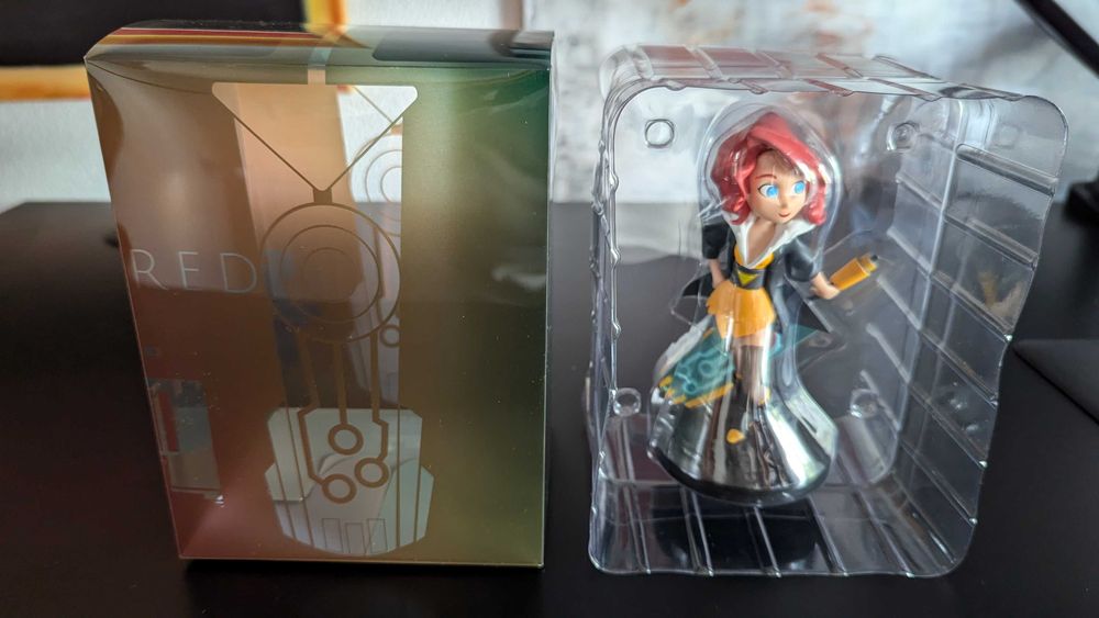 Figura em vínil da Red do vídeojogo Transistor da Supergiant Games