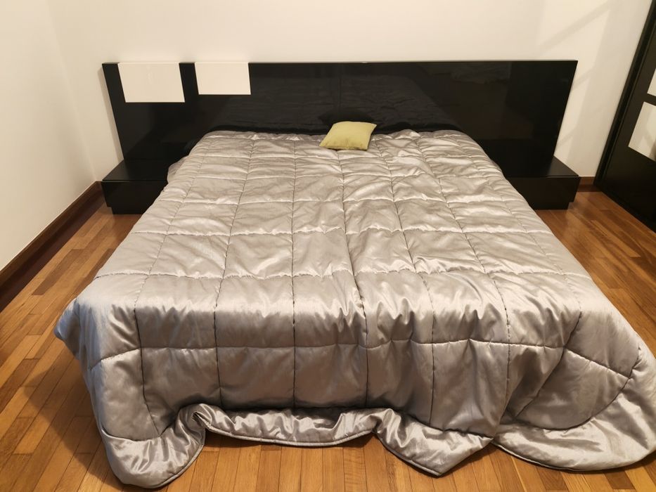 Cama casal + mesas de cabeceira + colchão
