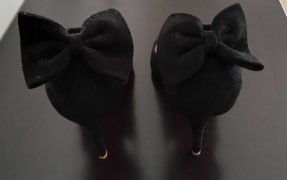 Sapatos salto alto com laço