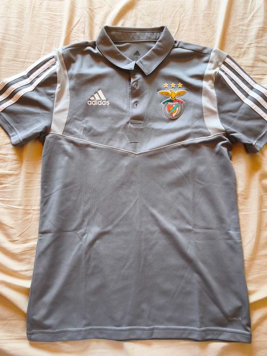 Polos vermelho e cinzento do Benfica
