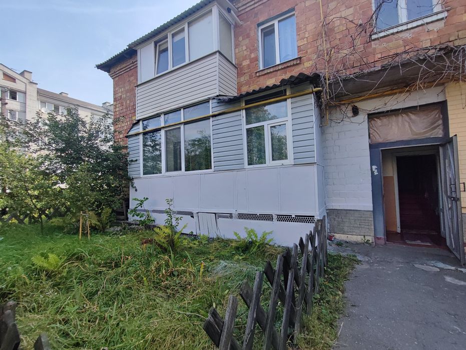 Продається 3- х кімнатна квартира Немішаєво центр 35000 $