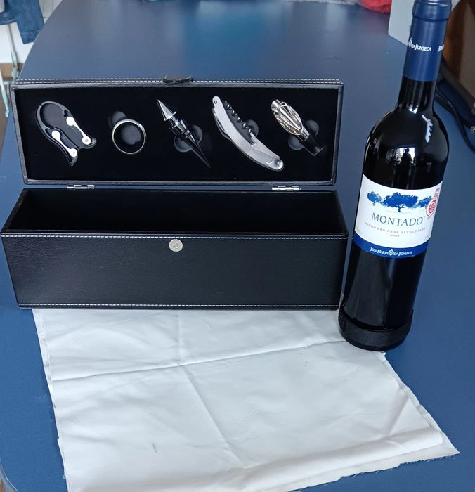 Caixa para levar garrafa de vinho, com acessórios.