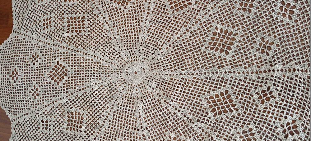 Toalha em crochet redonda (1,50 mt). Feita à mão. Nova.
