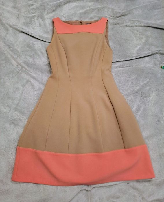 Beżowa sukienka o kroju A-line (color block) marki Oasis, rozmiar 34 (XS/S)