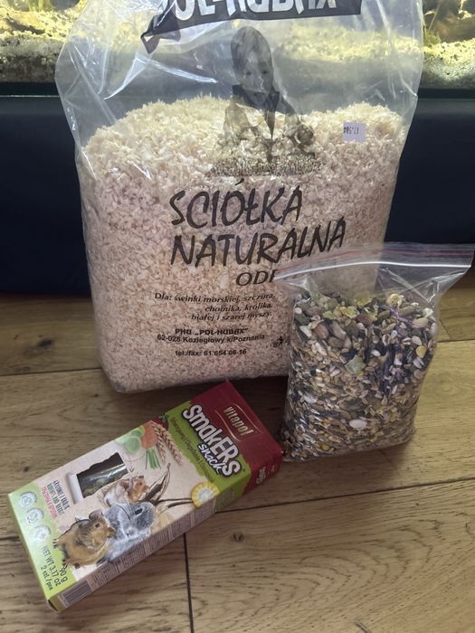 Chomik z klatka i jedzeniem