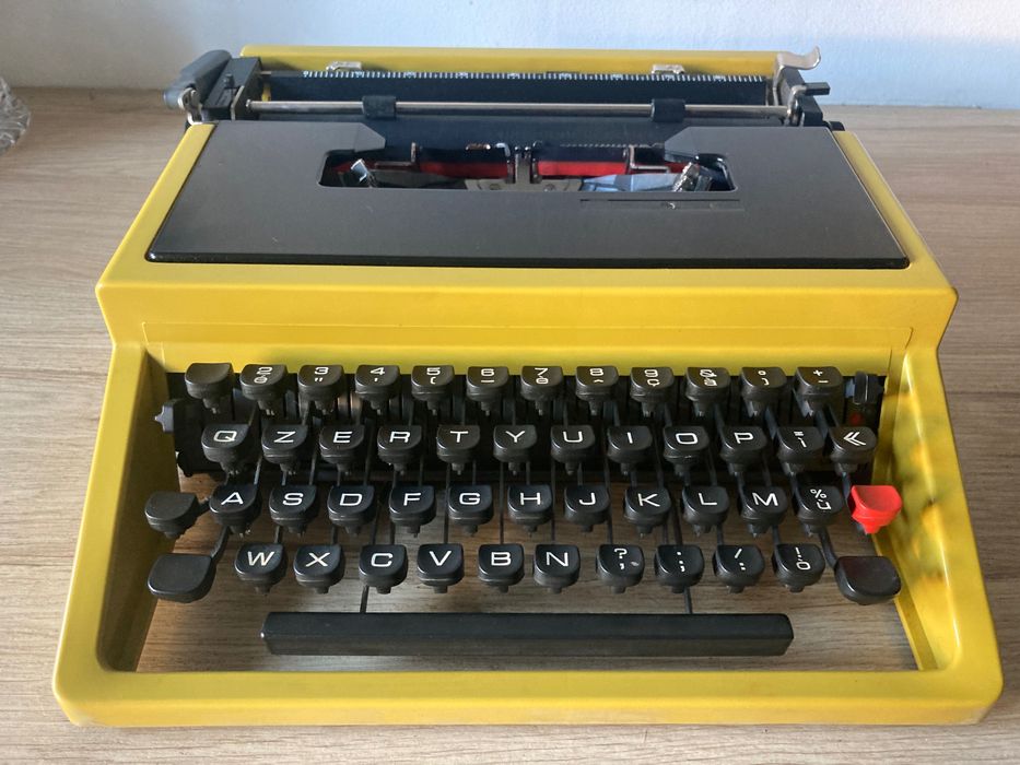 Máquina de escrever  **  Olivetti
