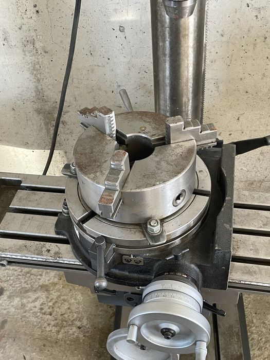 engenho de furar com mesa e bucha rotativa