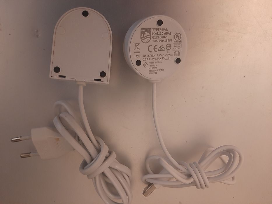 Ładowarki indukcyjne Philips do szczoteczk do zębów.