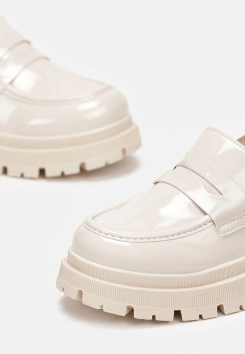 Beżowe Mokasyny Lakierowane R 40