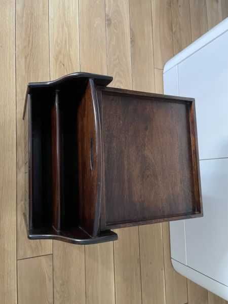 Gazetownik z podstawką