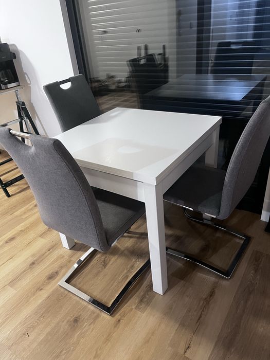 Stół rozkladany z krzesłami
