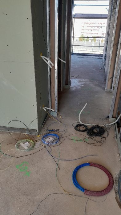 Instalações, Reparações e Manutenção elétrica.