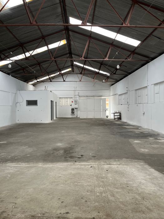 Armazém 300 m2 Espinho, Junto A1, A41 e A29.