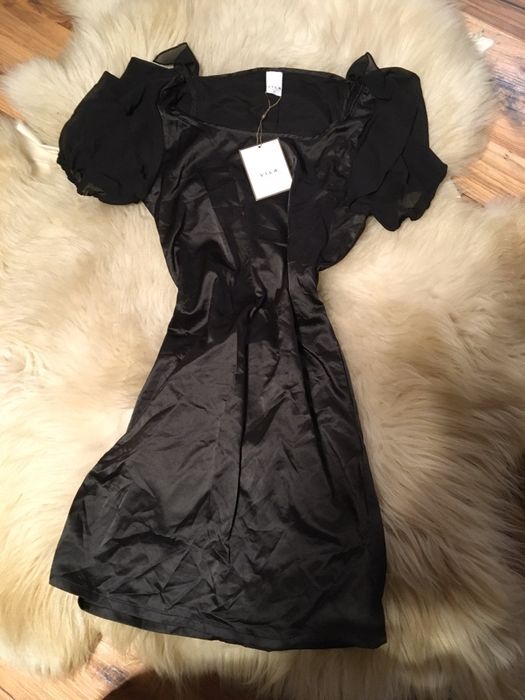 Vila czarna sukienka z tiulowych rękawami.