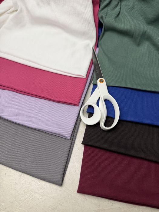 Sciagacz modrak i fuksja, dres bialy i roz