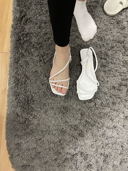 Босоніжки нові білі