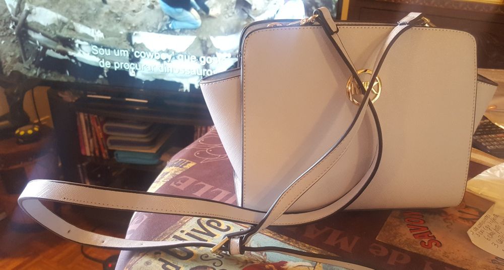 Carteira em azul acinzentado.