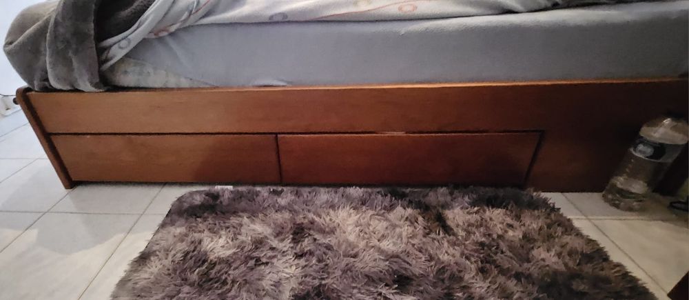 C=550€cama de casal pinho+cómoda c/espelho+roupeiro+2mesa de cabeceira