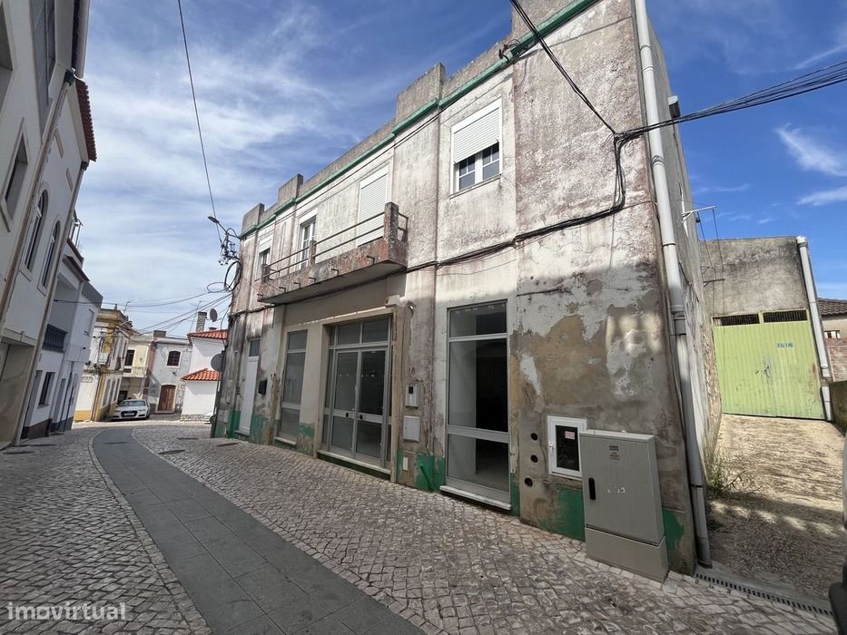 Prédio Urbano com Comércio e Habitação | Centro do Cadaval