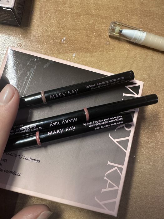 Помада, блиск мері кей
