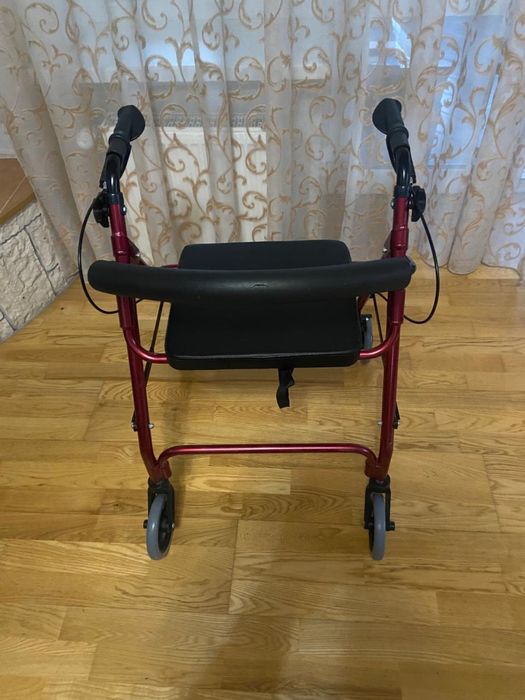 Продам ходунки на колесах для инвалидов