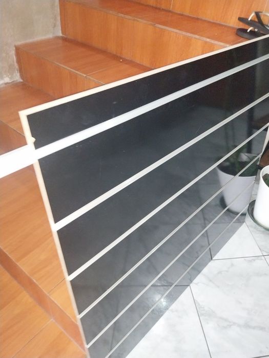 Expositor em preto